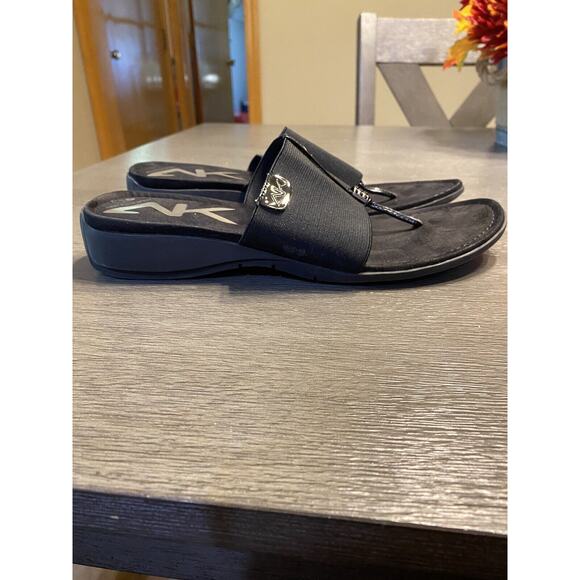 ANNE KLEIN AK SPORT Black SANDALS WOMEN'S Size 9 Thongs EUC Flip Flops - Picture 4 of 10